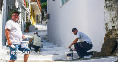 Για τρίτη συνεχόμενη χρονιά ο Ρηγίνος Β. Πατσής βάφει τα σκαλοπάτια του οικισμού Σκοπέλου!