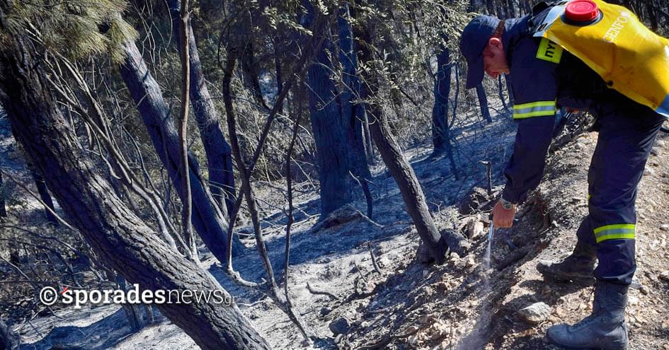 Η επόμενη μέρα | Πυροσβέστης επιτηρεί μικροεστίες φωτιάς | αρχείο © sporadesnews.gr