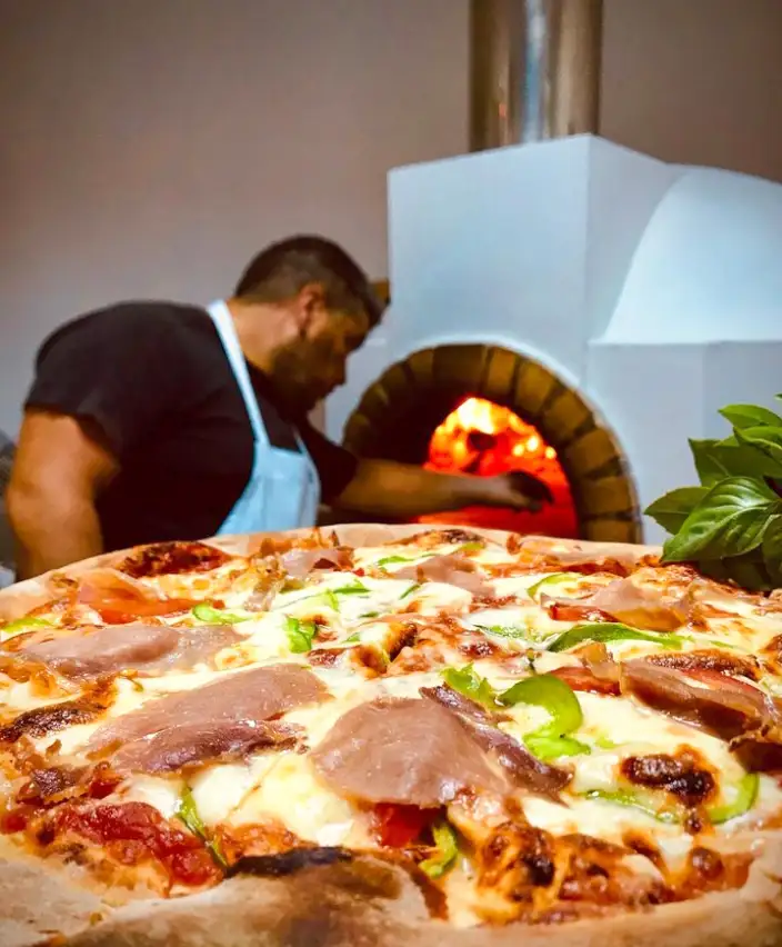 Pizza La Tana || Μοναδική πίτσα ψημένη σε ξυλόφουρνο || La Tana coffee Take away και delivery!