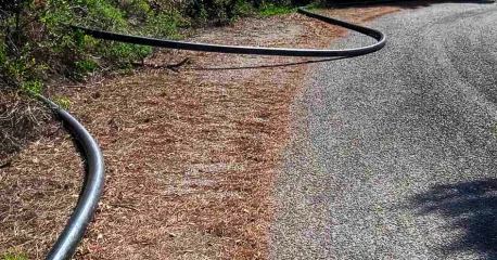 ...στον δρόμο τ’ Άη Γιαννιού στη Γλώσσα, λιάζονται απλωμένοι σωλήνες ύδρευσης