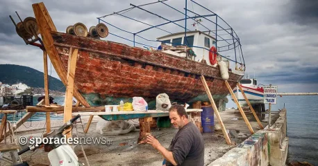 Στο εργαστήριο του επιπλοποιού - σκαλιστή Παντελή Κυριάκη