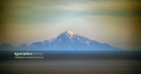 05 Φεβρουαρίου 2024 | Ο Άθως («το όρος» λένε στη Σκόπελο) όπως το είδαμε σήμερα το απόγευμα από το Κάστρο Σκοπέλου.