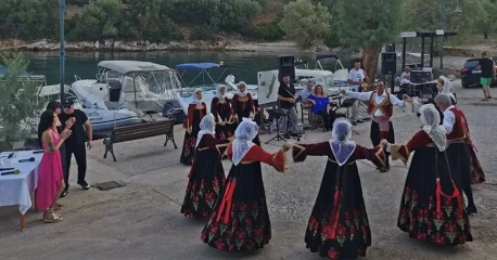 Με επιτυχία πραγματοποιήθηκε η μουσική βραδιά που διοργάνωσε ο Δήμος Αλοννήσου το Σάββατο 13 Ιουλίου 2024, στο πανέμορφο λιμάνι της Στενής Βάλας