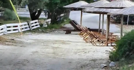 Με «ευλογίες» από την Κτηματική Υπηρεσία επιχείρηση έκλεισε παραλία και δρόμο στη Σκόπελο