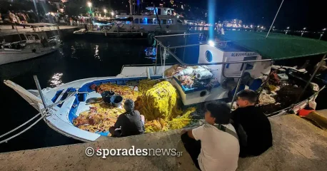 16 Αυγούστου | Λιμάνι Σκοπέλου Παρακολουθώντας το ξεψάρισμα από το παράκτιο ψαρά