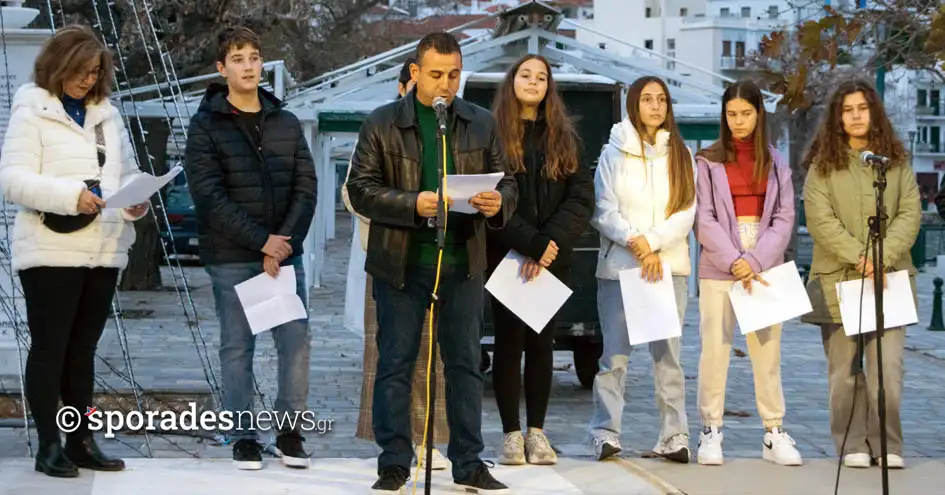 Πραγματοποιήθηκε την Κυριακή 1 Δεκεμβρίου η τελετή αφής του χριστουγεννιάτικου δέντρου στην παραλία Σκοπέλου